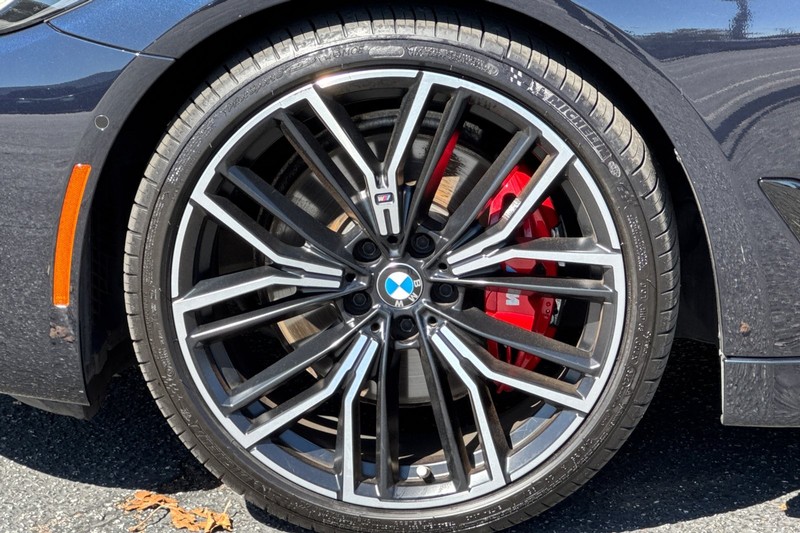 BMW 5 Series Vehicle Full-screen Gallery Image 24