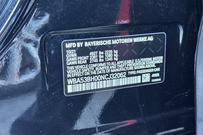 BMW 5 Series Vehicle Full-screen Gallery Image 25