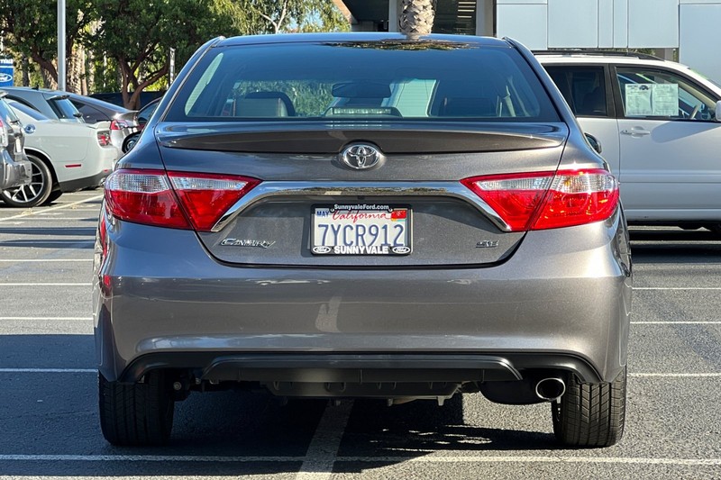 Toyota Camry Vehicle Full-screen Gallery Image 05