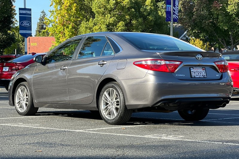 Toyota Camry Vehicle Full-screen Gallery Image 06