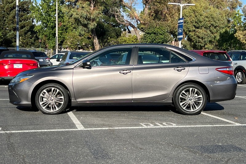 Toyota Camry Vehicle Full-screen Gallery Image 07