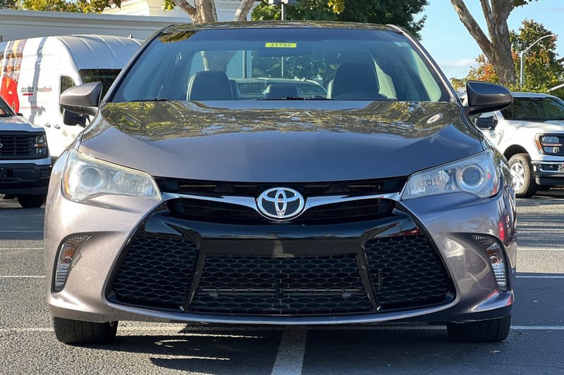 Toyota Camry Vehicle Full-screen Gallery Image 09