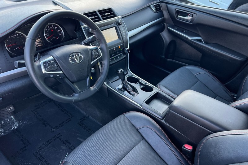 Toyota Camry Vehicle Full-screen Gallery Image 10
