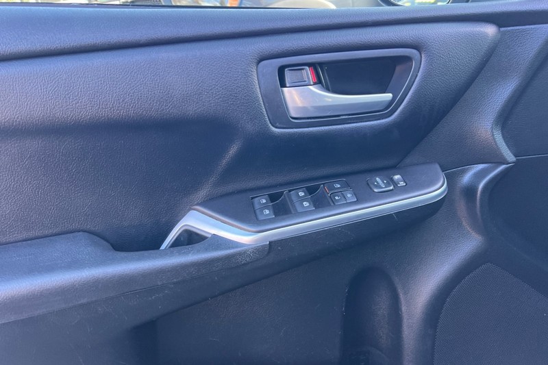 Toyota Camry Vehicle Full-screen Gallery Image 11