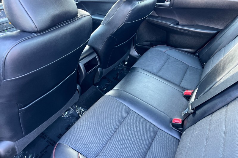 Toyota Camry Vehicle Full-screen Gallery Image 12