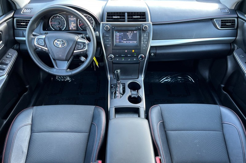 Toyota Camry Vehicle Full-screen Gallery Image 13