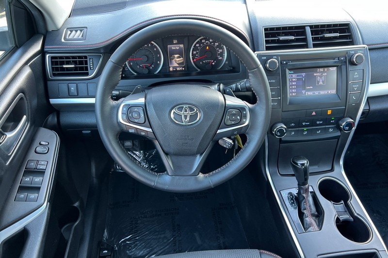 Toyota Camry Vehicle Full-screen Gallery Image 14