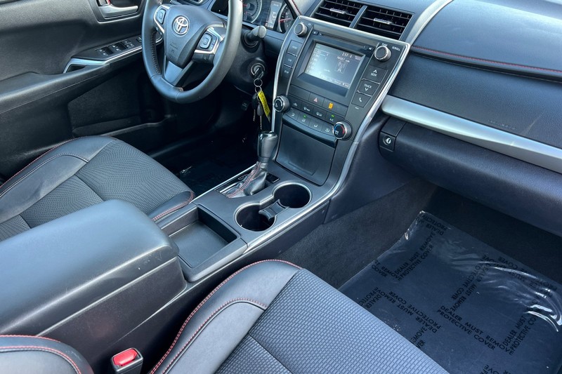 Toyota Camry Vehicle Full-screen Gallery Image 15