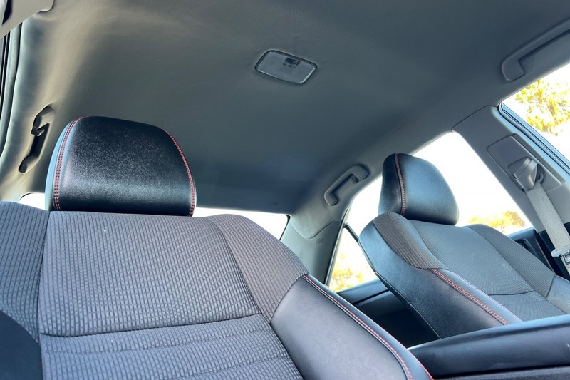 Toyota Camry Vehicle Full-screen Gallery Image 16