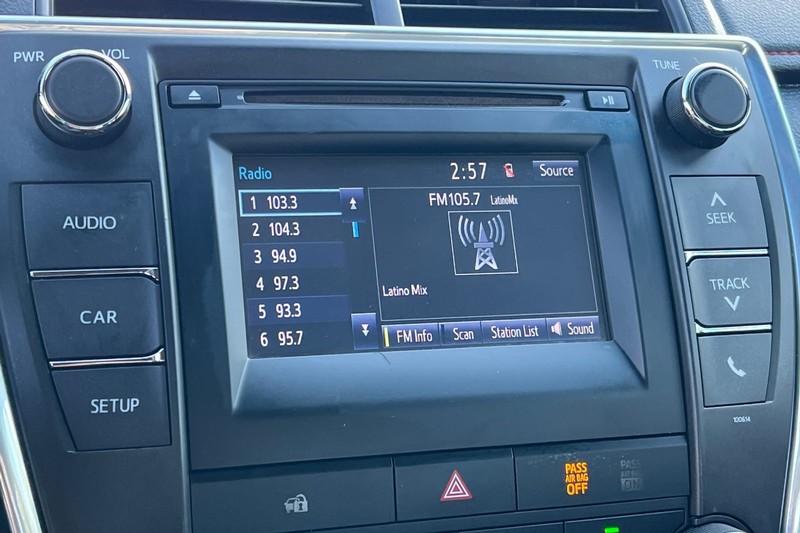 Toyota Camry Vehicle Full-screen Gallery Image 17