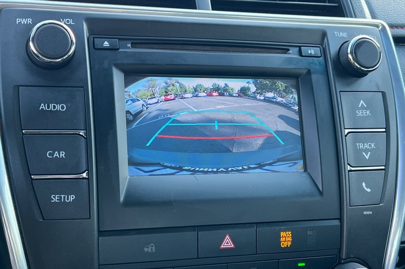Toyota Camry Vehicle Full-screen Gallery Image 18