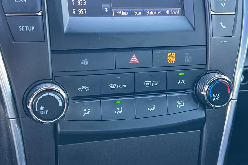 Toyota Camry Vehicle Full-screen Gallery Image 19