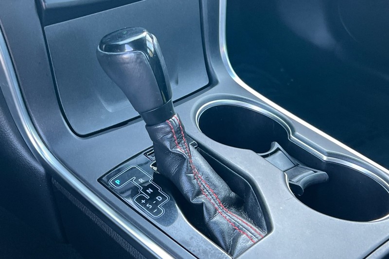 Toyota Camry Vehicle Full-screen Gallery Image 20