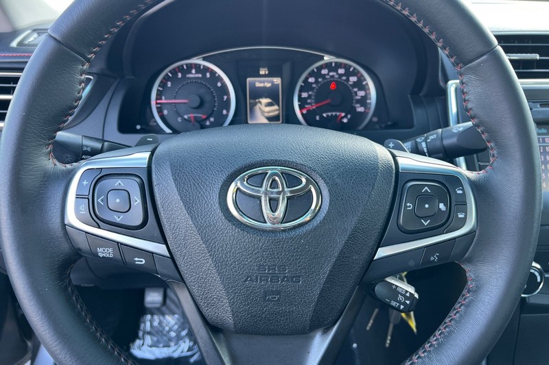 Toyota Camry Vehicle Full-screen Gallery Image 21