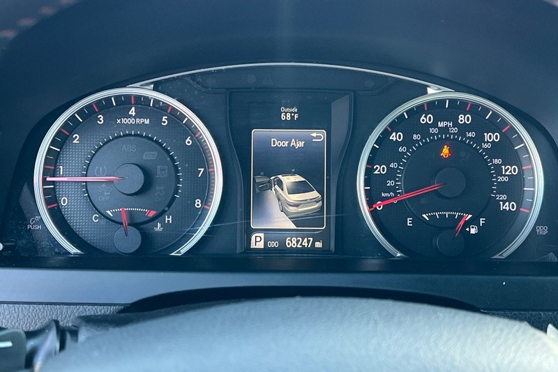 Toyota Camry Vehicle Full-screen Gallery Image 22