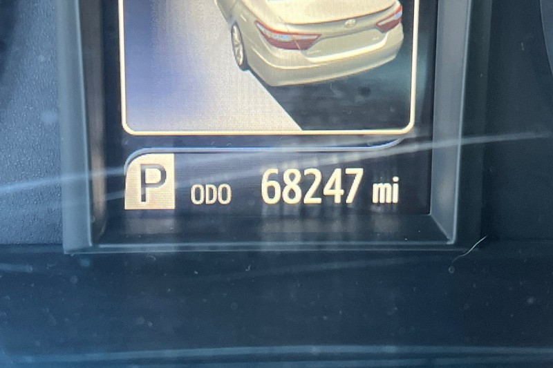 Toyota Camry Vehicle Full-screen Gallery Image 23