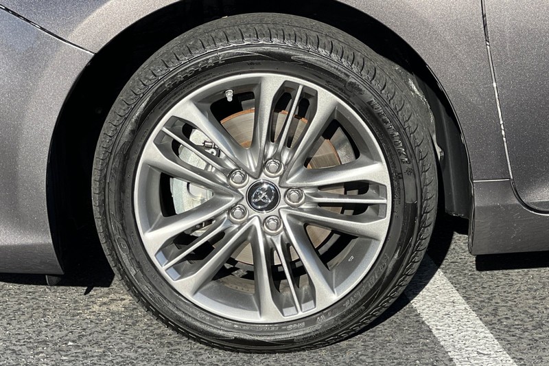 Toyota Camry Vehicle Full-screen Gallery Image 24