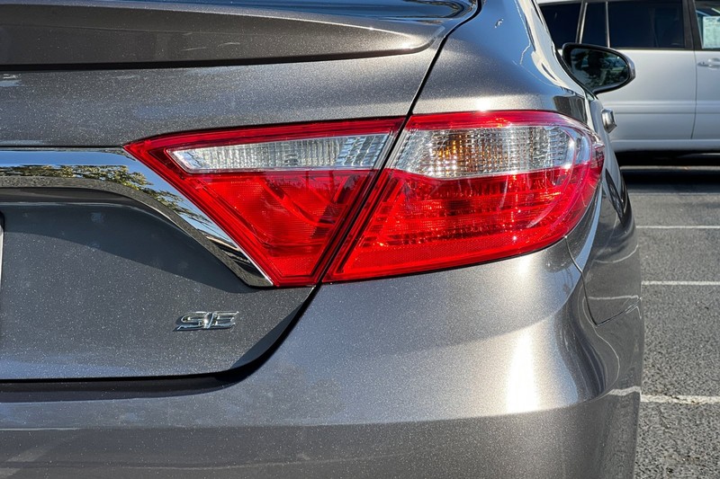 Toyota Camry Vehicle Full-screen Gallery Image 25