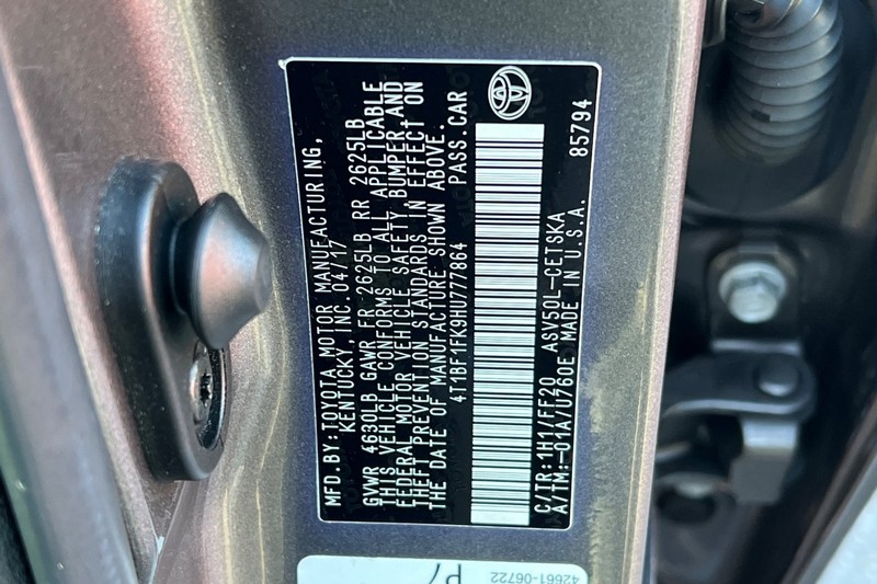 Toyota Camry Vehicle Full-screen Gallery Image 26