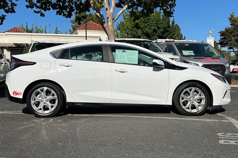 Chevrolet Volt Vehicle Full-screen Gallery Image 03