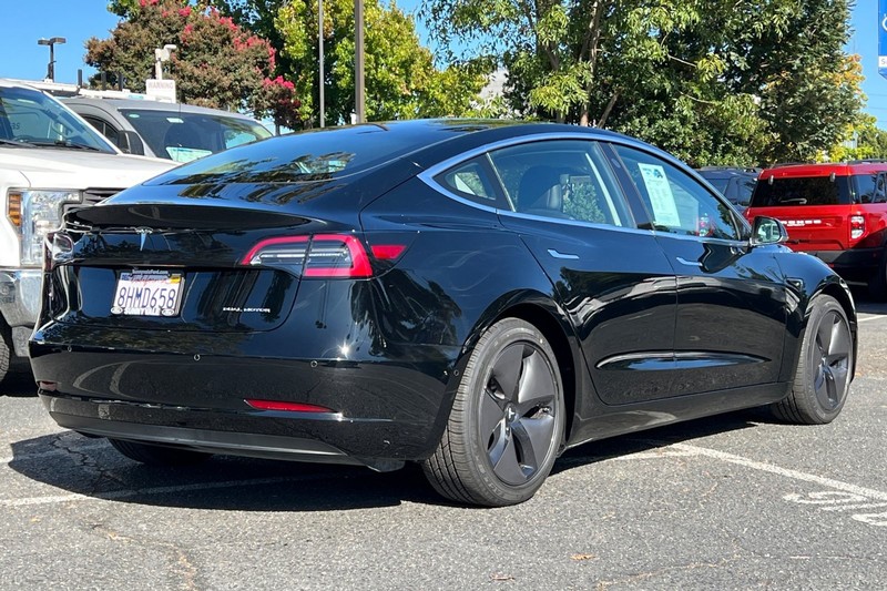 Tesla Model 3 Vehicle Full-screen Gallery Image 04