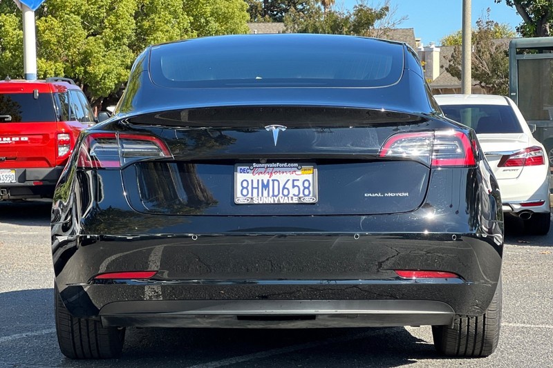 Tesla Model 3 Vehicle Full-screen Gallery Image 05