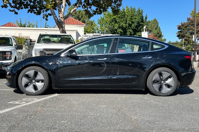 Tesla Model 3 Vehicle Full-screen Gallery Image 07