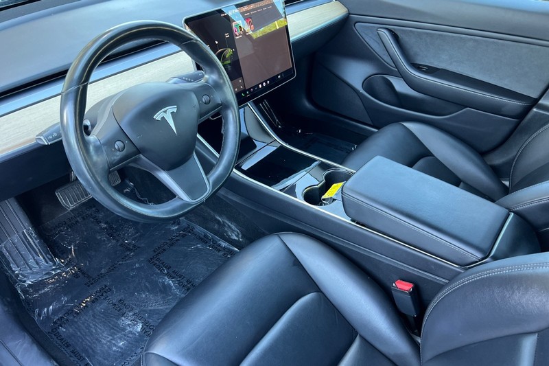 Tesla Model 3 Vehicle Full-screen Gallery Image 10