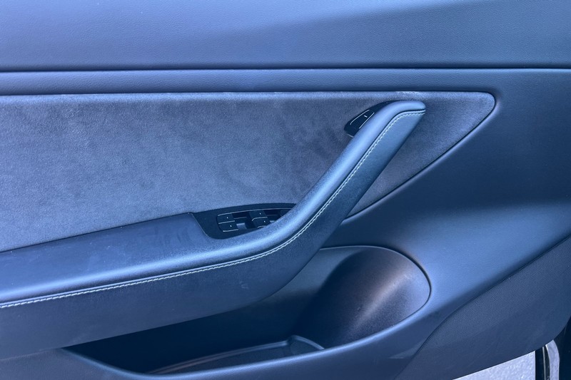 Tesla Model 3 Vehicle Full-screen Gallery Image 11