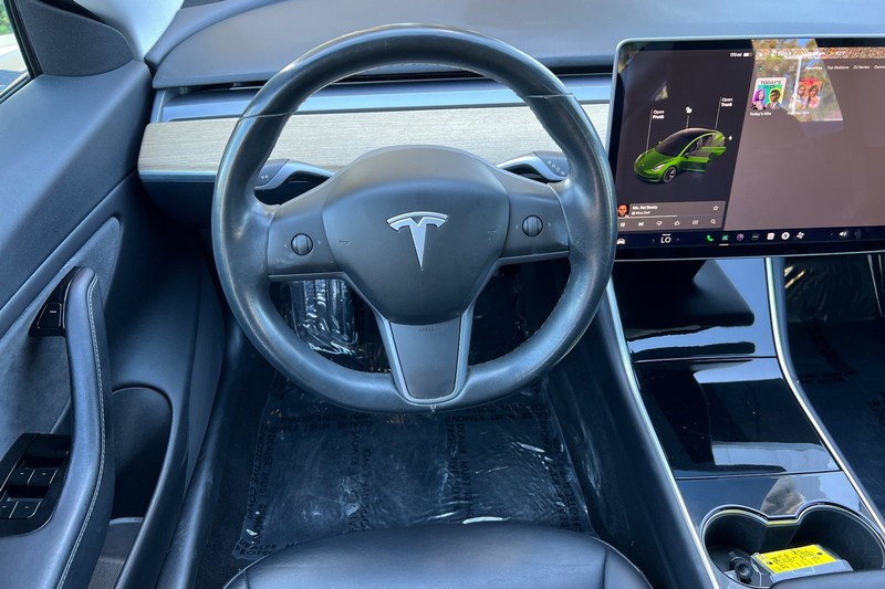 Tesla Model 3 Vehicle Full-screen Gallery Image 14