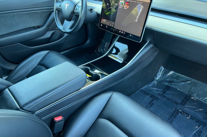 Tesla Model 3 Vehicle Full-screen Gallery Image 15