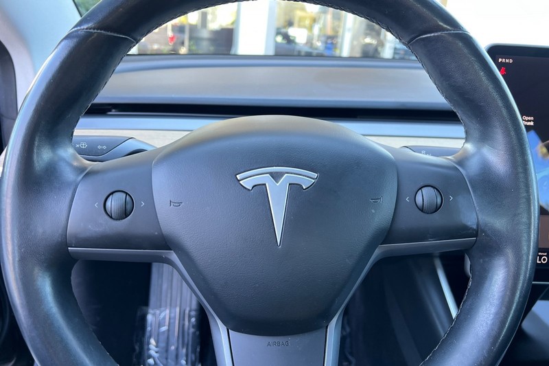 Tesla Model 3 Vehicle Full-screen Gallery Image 22