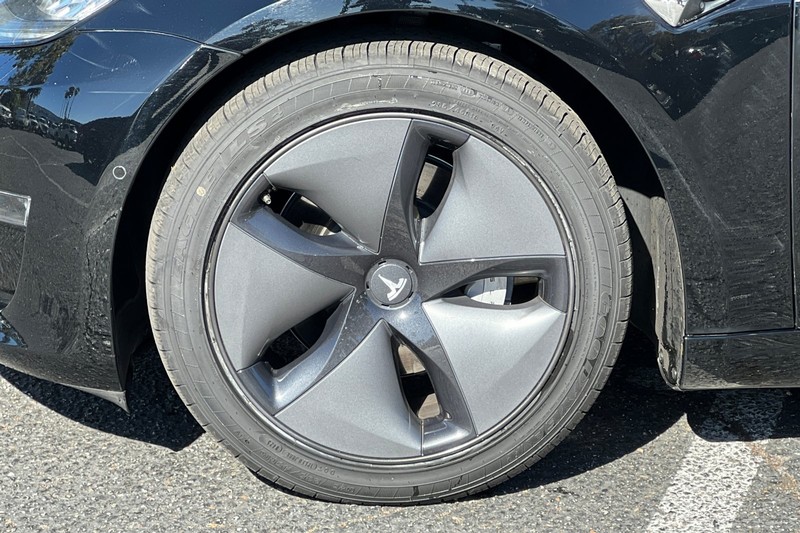 Tesla Model 3 Vehicle Full-screen Gallery Image 25