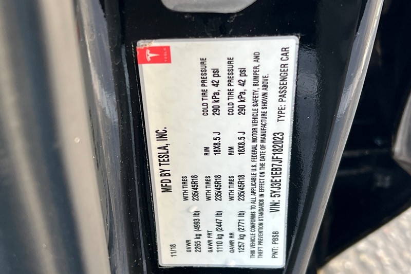 Tesla Model 3 Vehicle Full-screen Gallery Image 28