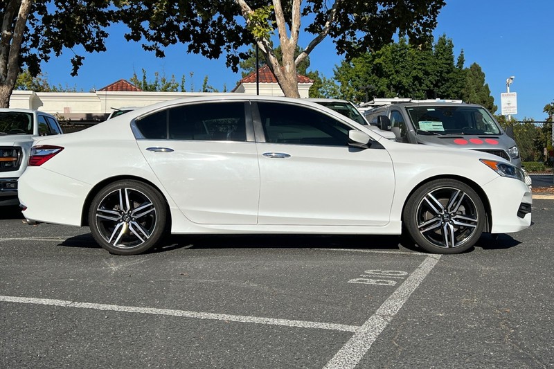 Honda Accord Sedan Vehicle Full-screen Gallery Image 03