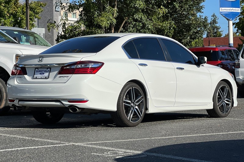 Honda Accord Sedan Vehicle Full-screen Gallery Image 04