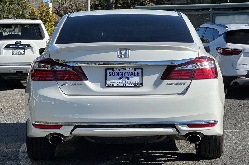 Honda Accord Sedan Vehicle Full-screen Gallery Image 05