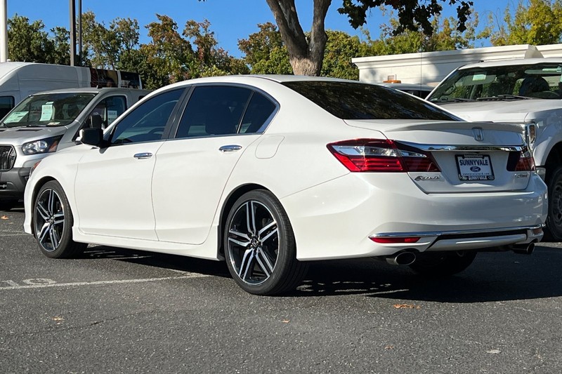 Honda Accord Sedan Vehicle Full-screen Gallery Image 06