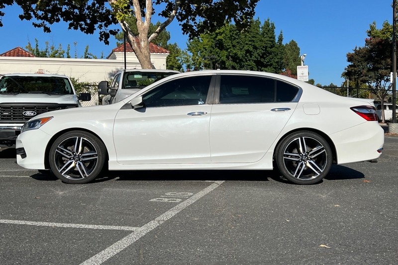 Honda Accord Sedan Vehicle Full-screen Gallery Image 07