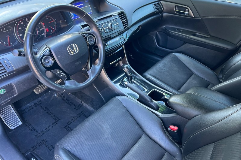Honda Accord Sedan Vehicle Full-screen Gallery Image 10