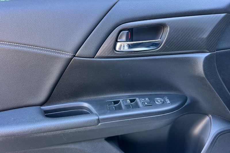 Honda Accord Sedan Vehicle Full-screen Gallery Image 11