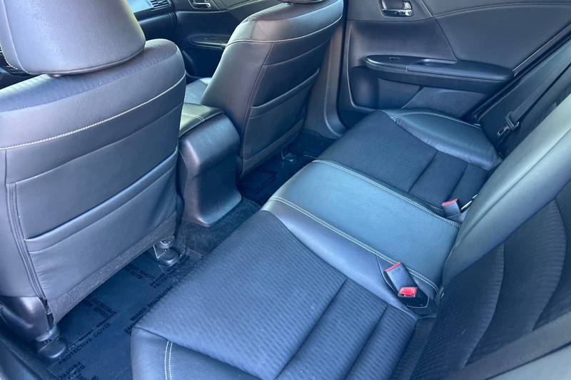 Honda Accord Sedan Vehicle Full-screen Gallery Image 12