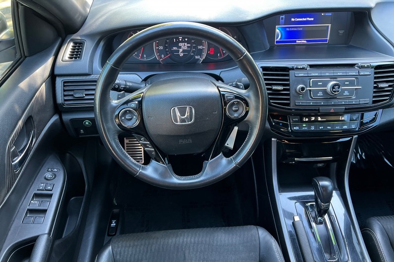 Honda Accord Sedan Vehicle Full-screen Gallery Image 14