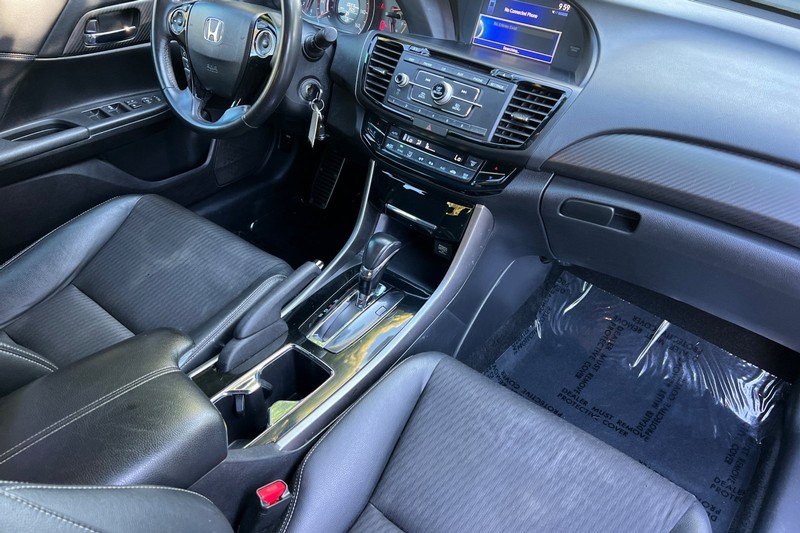 Honda Accord Sedan Vehicle Full-screen Gallery Image 15