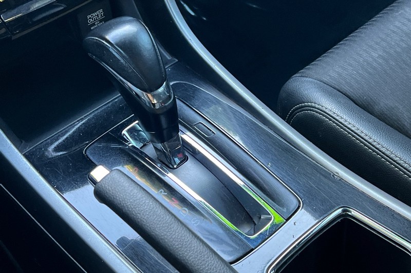 Honda Accord Sedan Vehicle Full-screen Gallery Image 20