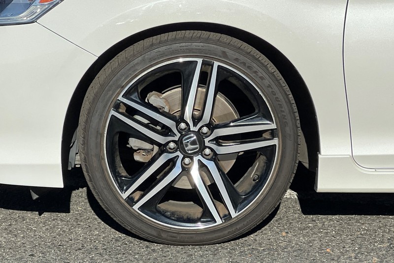 Honda Accord Sedan Vehicle Full-screen Gallery Image 24