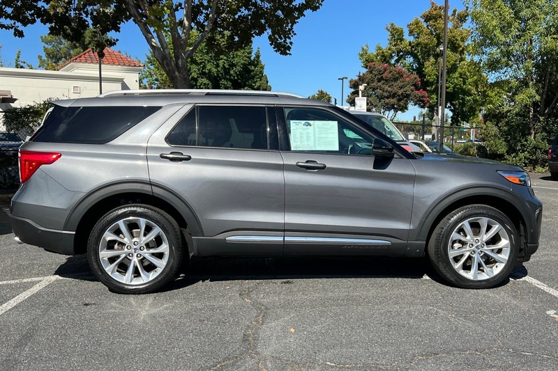 Ford Explorer Vehicle Full-screen Gallery Image 03