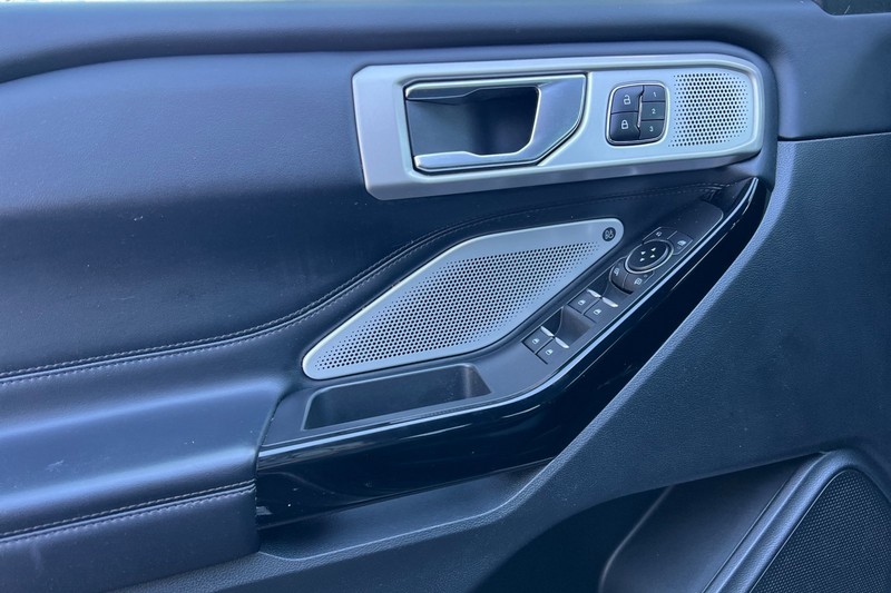 Ford Explorer Vehicle Full-screen Gallery Image 11