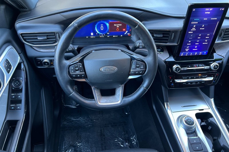 Ford Explorer Vehicle Full-screen Gallery Image 14