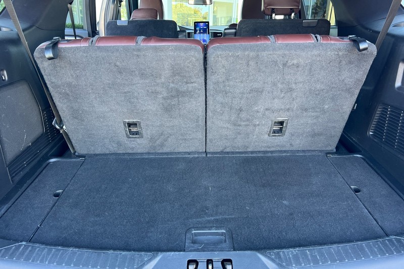 Ford Explorer Vehicle Full-screen Gallery Image 16